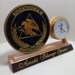 Emblema de investigación y reloj de madera, premio Buenos Motivos Argentina.