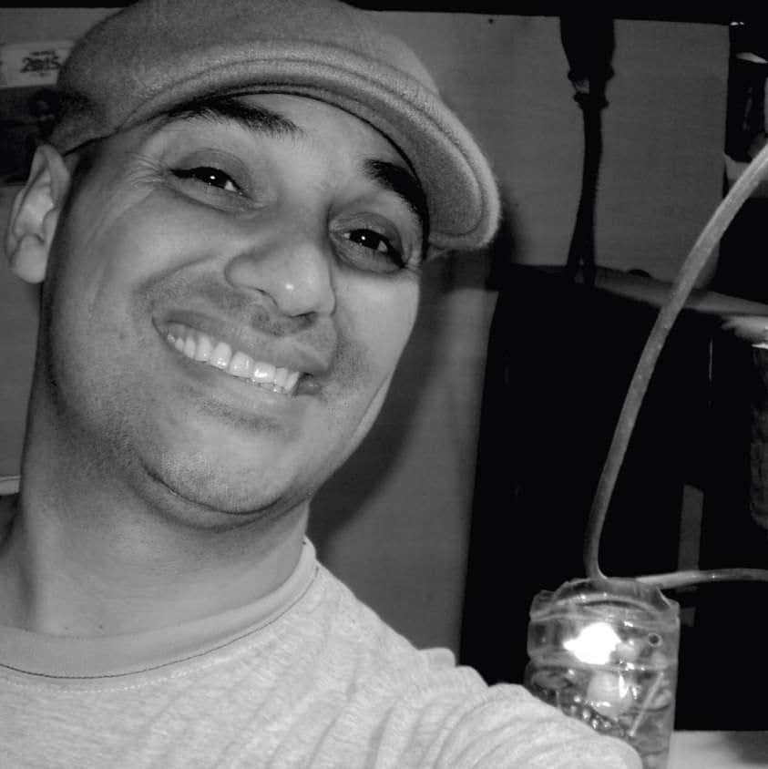 Sonriente hombre con gorra en Buenos Motivos Argentina, evento de motivación y networking.